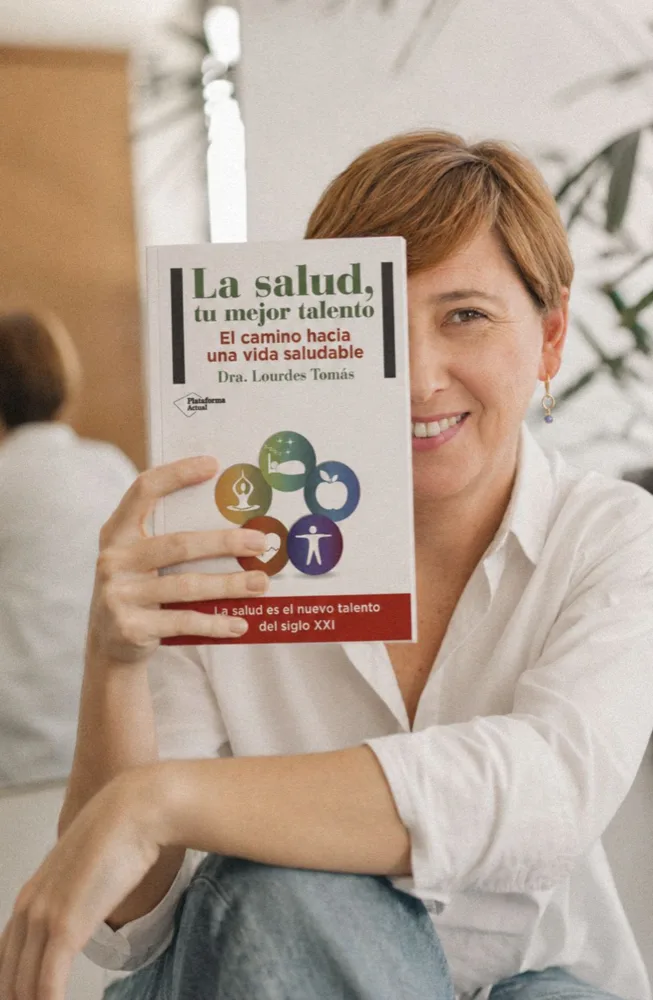 La Dra. Lourdes Tomás con su libro «La salud, tu mejor talento»
